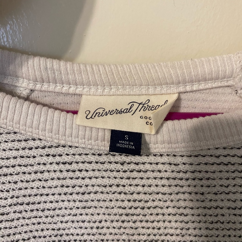 Universal Thread sweater - Picture 2 of 3